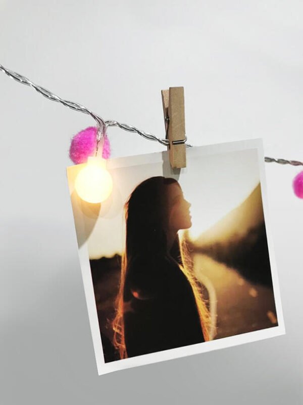 Portaretratos con broches pompón y luces